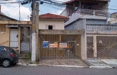 Casa ´terrea ampla, espaçosa,1 vaga de garagem, com sacada ampla.