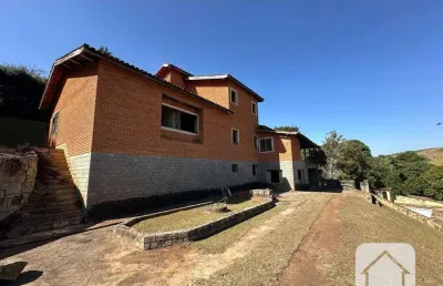 Unica casa terrea do condominio, planta amplae moderna. contendo 5 suites, sendo uma suite master com closed e banheira, amplo escritorio e uma sala p