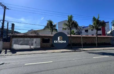 Triplex no canto do forte – piscina, churrasqueira e segurança em condomínio fechado