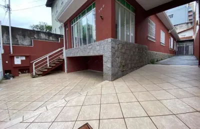 Casa térrea de 300m² de área construída, para fins comerciais