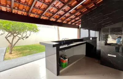 Casa com 4 quartos à venda no Santa Mônica, Uberlândia 