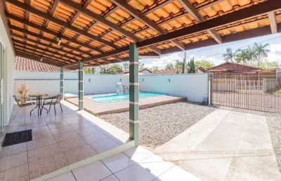 Excelente casa plana semi mobiliada com 4 quartos à venda no bairro guanabara em joinville - sc por r$ 600.000,00.