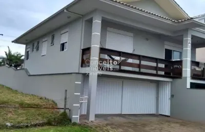 Sobrado com 4 suítes, área gourmet e vista para o mar