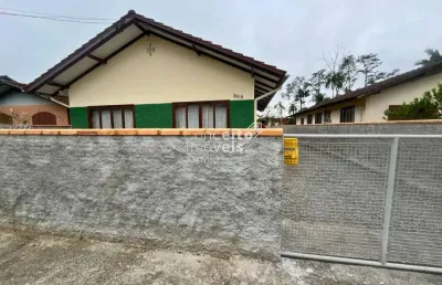 Casa para locação em local tranquilo e bem localizado