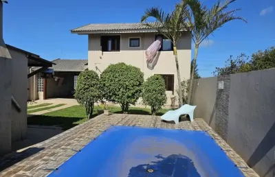 Venha conhecer está linda casa em atlântida sul, com um plano de cozinha aberta com vista espectacular da piscina .