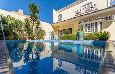 Casa à venda na penha com 4 quartos, 4 suítes, piscina aquecida, edícula, salão de festas e 4 vagas de garagem