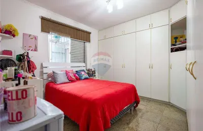 Casa térrea com 150 metros com 3 quartos e 3 vagas na vila ré, telhado retrátil e espaço para churrasqueira