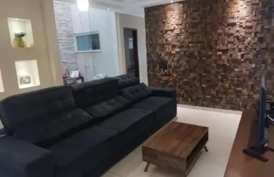 Av. central  - reformada, 5 quartos, 3 vagas de garagem !