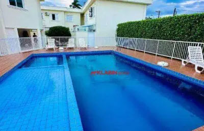 Belo sobrado em condomínio fechado no bairro centro em bertioga com 71m² de área construída - 2 suítes e 2 vagas de garagem - churrasqueira e piscina