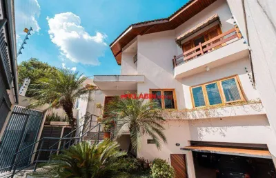 Sobrado com 420m² de área construída - 3 suítes - 6 vagas de garagem - quintal com área gourmet e piscina - excelente localização no planalto paulista