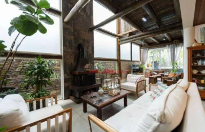 Casa com 4 quartos sendo 4 suítes e 4 vagas de garagem - 326m² de área construída - quintal com churrasqueira e piscina - boa localização no planalto