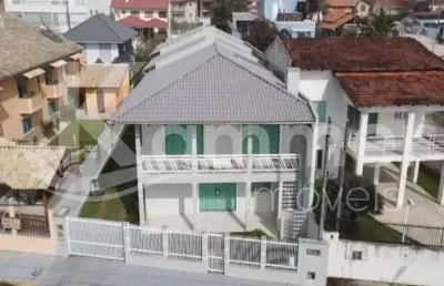 Sobrados à venda em penha na praia do quilombo, são 8 dormitórios divididos em 3 sobrados, apenas 50m da praia