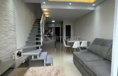 Sobrado mobiliado em balneário piçarras, 2 dormitórios sendo 1 com móveis sob medida, closet e sacada