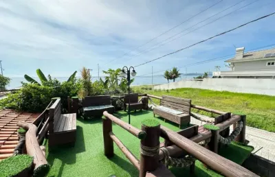 Casa qadra mar em balneário piçarras, 5 quartos, sala com mesa de sinuca, piscina, casa toda mobiliada e decorada, linda vista mar
