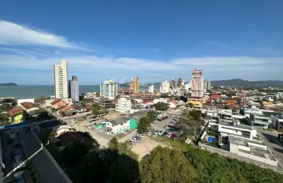 Apartamento mobiliado em balneário piçarras com vista mar, 2 quartos e ampla área de lazer.