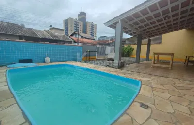 Casa no centro de balneário piçarras, com piscina, apenas 300 metros do mar