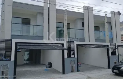 Sobrado a venda em piçarras com 3 dormitórios sendo uma suíte
