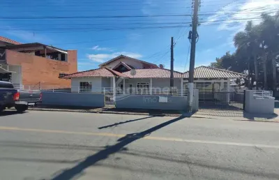 Duas casas no centro barra velha, com 3 quartos cada.