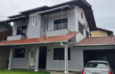 Casa à venda com 4 quartos e 3 vagas de garagem no centro de penha-sc!