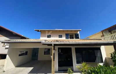 Casa a venda com 3 suítes no centro de barra velha, com vista mar