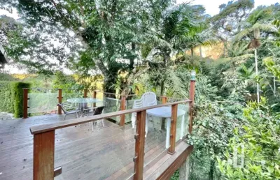 Casa de luxo em condomínio à venda em teresópolis-rj, 4 quartos, 2 suítes, 2 salas, 4 banheiros, 2 vagas, 200m².