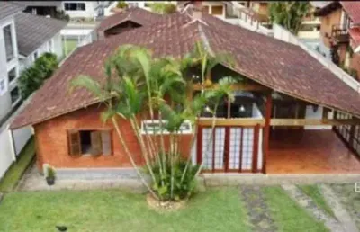 Casa de condomínio em bairro nobre à venda na cidade de teresópolis rj