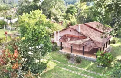 Imperdível! casa de 4 quartos e 2 suítes na granja guarani, teresópolis-rj. 235m² e 4 vagas de garagem. venha conferir!