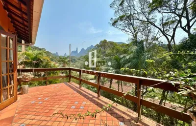 Casa em condomínio em teresópolis-rj: 4 quartos, 3 suítes, 4 banheiros, 2 vagas de garagem, 294m² de área.