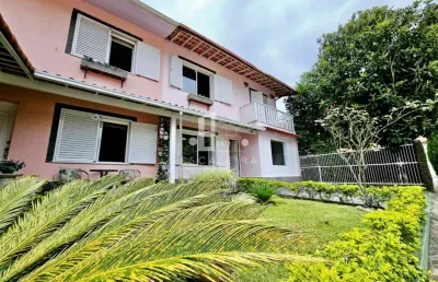 Casa em condomínio de alto padrão na tijuca, teresópolis-rj: 3 quartos, 1 suíte, 2 salas, 3 banheiros, 2 vagas de garagem, 90m²!