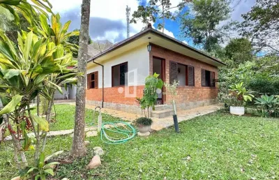Casa à venda no parque do imbui, teresópolis-rj: 2 quartos, 1 sala, 2 banheiros, 1 vaga de garagem, 100m² de área. confira!