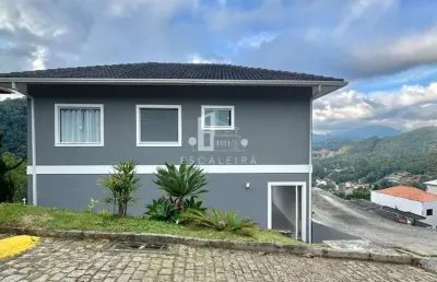 Imperdível oportunidade: casa recém construída em condomínio de teresópolis-rj, 4 quartos, 1 suíte, 3 banheiros, 2 vagas, 164,41m².