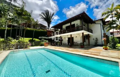 Imponente casa de alto padrão em condomínio exclusivo de teresópolis - 494m², 6 quartos e 4 suítes!