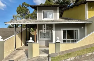 Casa  em condomínio no bairro bom retiro, teresópolis-rj: 3 quartos, 1 suíte, 3 banheiros, garagem e 162m². condomínio com lazer!