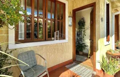 Casa em condomínio a 3 minutos do centro de  teresópolis-rj: 3 quartos, 3 suítes, 4 banheiros - 120m² - imperdível!