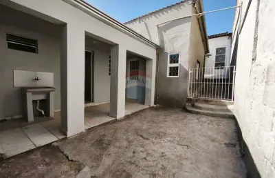 Invista no seu futuro! duas casas em terreno amplo com localização privilegiada.