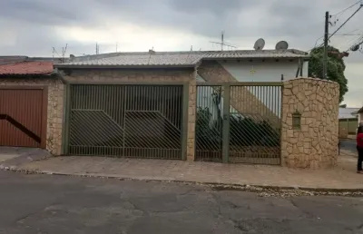Casa com 3 quartos para alugar na Vila Industrial, Bauru 