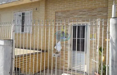 Casa térrea de 16 de frente x 10 metrôs, com 3 dormitórios, 2 banheiros, 2 vagas, quintal e edícula ,excelente para investimento, aceita proposta.