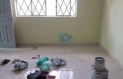 Terreno de 9 x 26 metros com 2 casas térreas, 2 vagas de garagem, entrada lateral, quintal,excelente para investimento,aceita proposta.