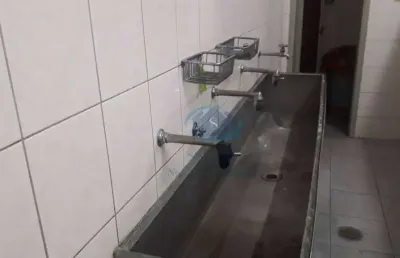 Prédio comercial em excelente localização ,com 5 salas grandes,5 banheiros, vestiário,cozinha,e um galpão no 2 piso,aceita proposta.