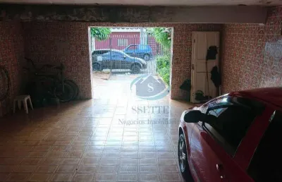 2 casas assobradadas sendo que cada uma possui 2 dormitórios,sala cozinha,banheiro e área de serviço com 4 vagas de garagem,aceita proposta.