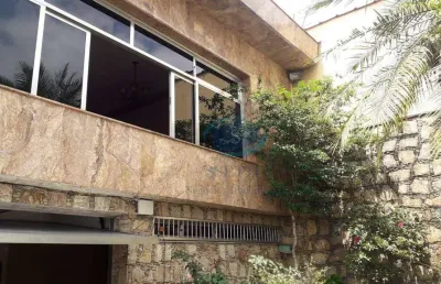 Sobrado de 10 x 32 metros,com 7 vagas de garagem,excelente para comercial ou residencial,entrada lateral,salão de festas coberto com churrasqueira.