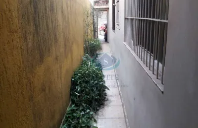 Casa térrea de 5 x 29 metros,com 2 dormitórios,2 vagas cobertas,entrada lateral,edícula nos fundos com banheiro,aceita proposta,oportunidade.