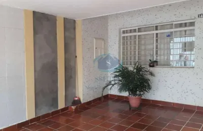 Sobrado miolo do bairro moinho velho,2 dormitórios,2 vagas,edícula nos fundos,aceita proposta,vale a pena conhecer.