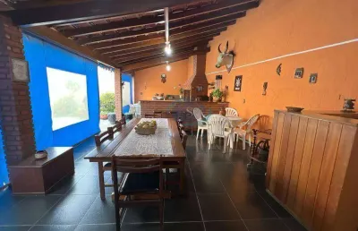 Casa térrea em ótima localização,com 3 dormitórios,1 suíte,4 vagas,churrasqueira,salão de festas,quintal,aceita permuta por até 50% do valor do imóvel