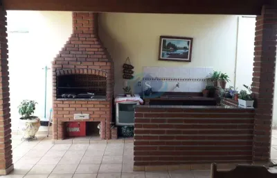 Casa térrea com 3 dormitórios,sala 2 ambientes,cozinha planejada,2 banheiros,quintal grande com churrasqueira,4 vagas,aceita permuta por apto.