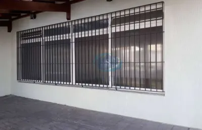 Sobrado com 3 dormitórios,1 suíte,sala grande com 2 ambientes e piso de madeira,cozinha e copa,6 vagas de garagem,quarto de empregada,aceita proposta.