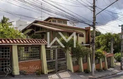 Sobrado alto padrão com 5 quartos, área gourmet com piscina e a poucos metros do lago dos patos em