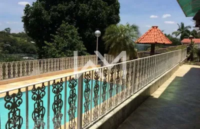 Excelente chácara à venda com piscina, campo de futebol, churrasqueira, garagem coberta para 4 carr