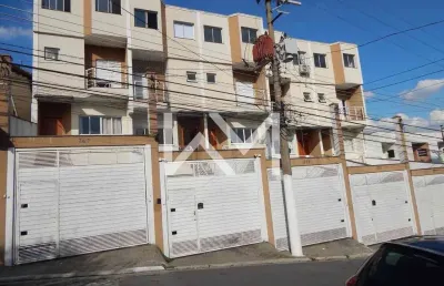 Excelente sobrado à venda com 3 dormitórios, sendo 3 suítes, 4 banheiros, 6 vagas de garagem, 300m²