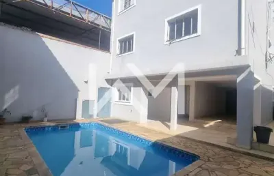 Sobrado à venda, com 5 quartos, 3 suítes, área gourmet com piscina e churrasqueira - jardim adriana